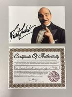 Sir David Suchet SIGNED foto Hercule Poirot + Certificaat, Verzamelen, Muziek, Artiesten en Beroemdheden, Gesigneerd, Foto of Kaart