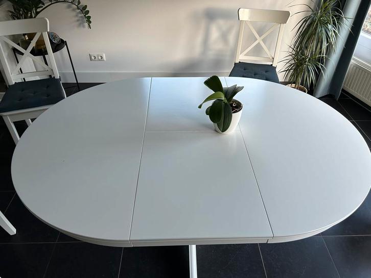 Witte eetkamertafel Ikea met 6 bijpassende stoelen, Huis en Inrichting, Tafels | Eettafels, Zo goed als nieuw, 100 tot 150 cm
