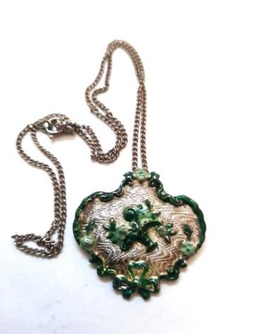 Hanger met zwart bloemenmandje aan ketting (6917-2) beschikbaar voor biedingen