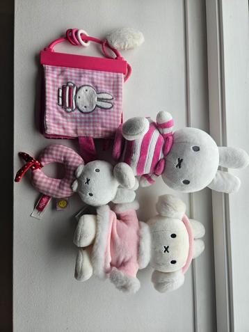 2 nijntje knuffels, 1 nijntje rammelaar, 1 nijntje boekje beschikbaar voor biedingen