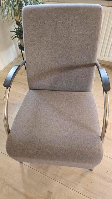Lichtgrijze fauteuil  beschikbaar voor biedingen