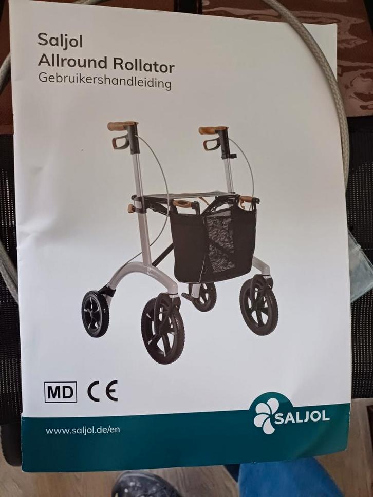 Te koop SALJOL ALROUND ROLLATOR  Maat M ultra lichtgewicht, Diversen, Rollators, Zo goed als nieuw, Lichtgewicht, Ophalen of Verzenden