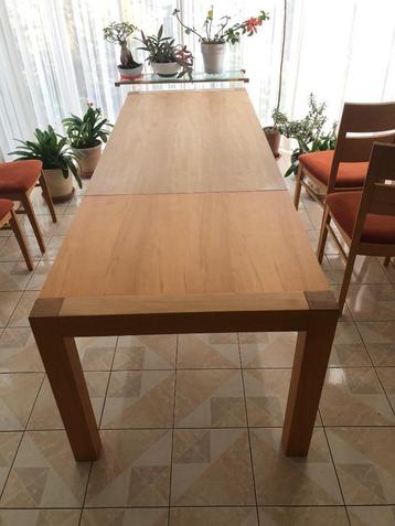 Tafel beschikbaar voor biedingen