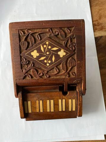 Houten sigarettenautomaat met snijwerk beschikbaar voor biedingen