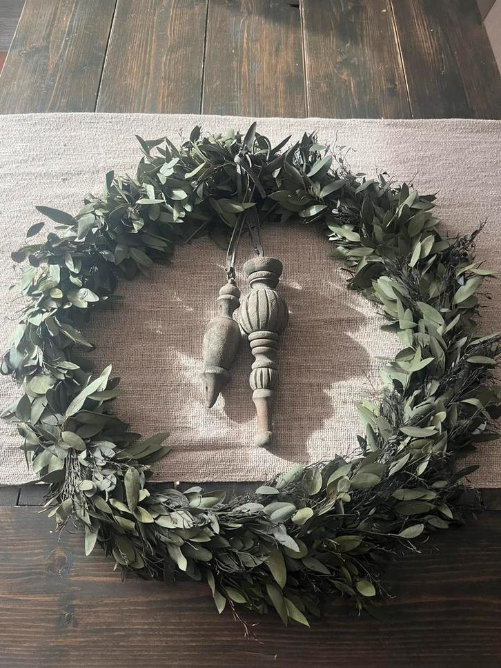 Verse eucalyptus krans houten pinakels Hoffz Aura Peeperkorn, Huis en Inrichting, Woonaccessoires | Kransen, Zo goed als nieuw