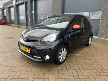 Toyota Aygo 1.0 12V Vvt-i 5DRS 2013 Zwart luxe uitvoering  beschikbaar voor biedingen