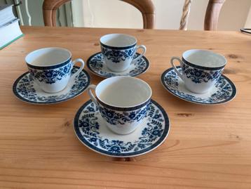 Vier porseleinen kopjes met schotels van Hutschenreuter beschikbaar voor biedingen