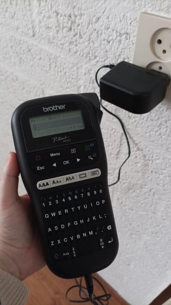 Brother P-Touch H110 Label Printer met adapter, Computers en Software, Labelprinters, Zo goed als nieuw, Qwerty, Tape-label, Ophalen of Verzenden