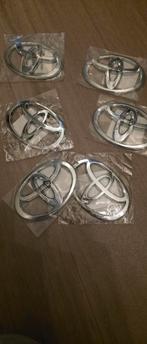 TOYOTA AYGO ACHTERKLEP EMBLEEM NIEUW!, Auto diversen, Ophalen of Verzenden