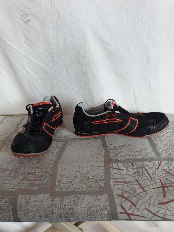 Leuke voetbalschoenen. Mt 40. Merk Kalenji, Kleding | Heren, Schoenen, Zo goed als nieuw, Sportschoenen, Zwart, Ophalen of Verzenden