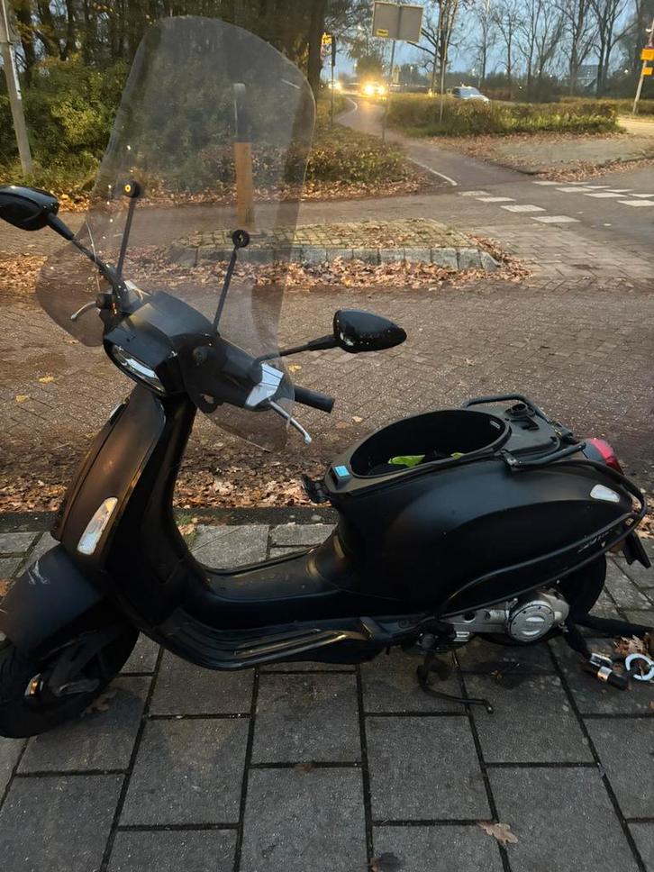 Vespa sprint 2018-2019, Fietsen en Brommers, Scooters | Vespa, Zo goed als nieuw, Benzine, Ophalen of Verzenden