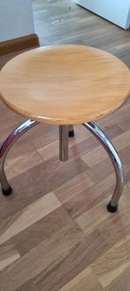 Tabouret met houten zitting en chroommetalen 3 poot, Huis en Inrichting, Krukjes, Ophalen, Zo goed als nieuw, Hout