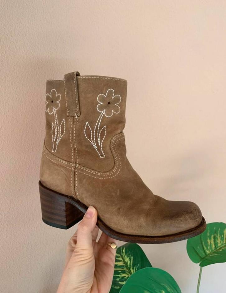 Sendra retro boots blokhak 38 flowerboots enkellaarsjes, Kleding | Dames, Schoenen, Zo goed als nieuw, Lage of Enkellaarzen, Beige