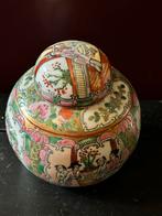 Porseleinen gemberpot in Famille Rose stijl met deksel, Antiek en Kunst, Antiek | Porselein, Ophalen of Verzenden