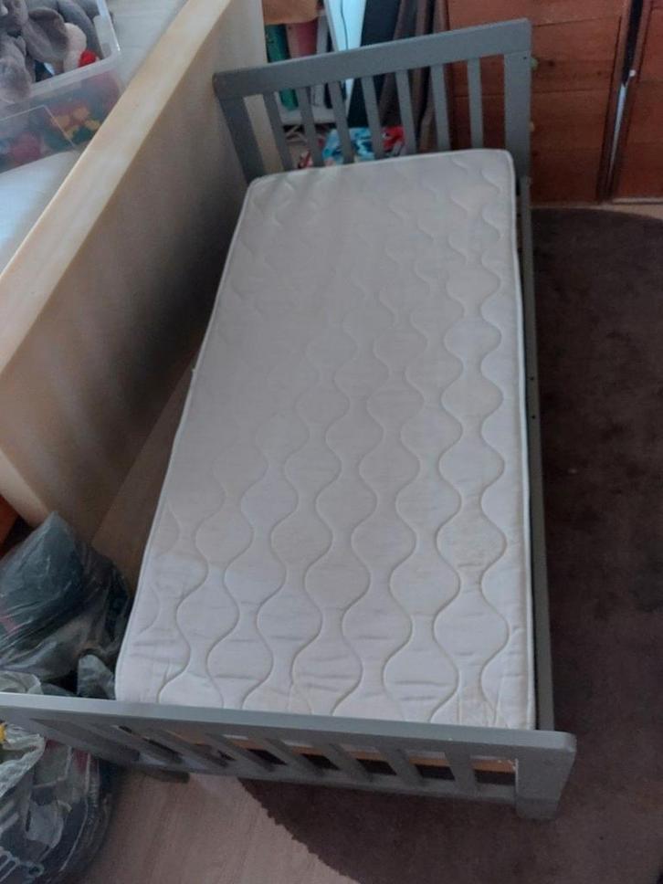 Peuterbed 150x70 cm met matras, Kinderen en Baby's, Kinderkamer | Bedden, Gebruikt, 140 tot 160 cm, 70 tot 85 cm, Lattenbodem