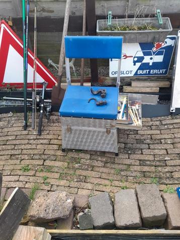 Visset met zitkoffer, werphengels en vaste stokken beschikbaar voor biedingen