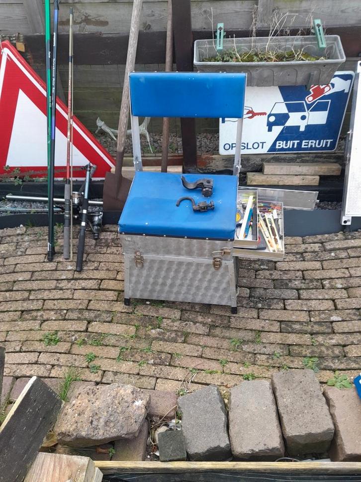 Visset met zitkoffer, werphengels en vaste stokken, Watersport en Boten, Hengelsport | Karpervissen, Gebruikt, Complete set, Ophalen of Verzenden