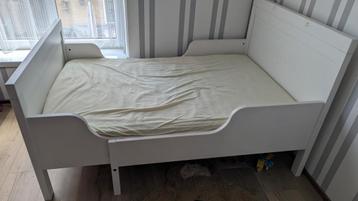 Wit meegroei bed met matras  beschikbaar voor biedingen