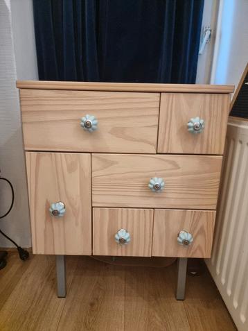 Assymetrisch kastje massief hout beschikbaar voor biedingen