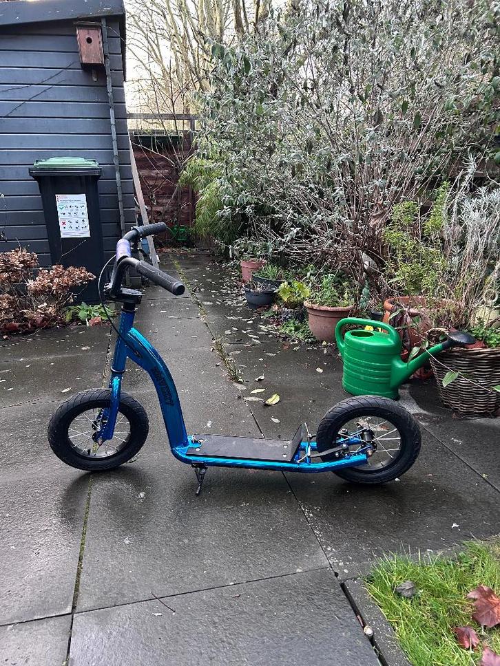 Blauwe step met luchtbanden en handrem, Fietsen en Brommers, Steps, Zo goed als nieuw, Gewone step, Ophalen