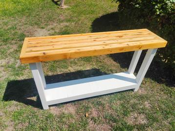 Robuuste unique side table  beschikbaar voor biedingen
