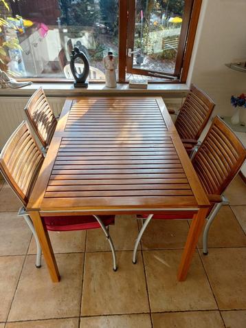 Tafel, stoelen en bureau te koop beschikbaar voor biedingen