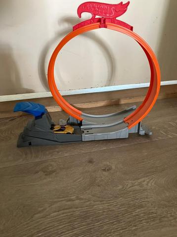 Hotwheels looping met auto beschikbaar voor biedingen