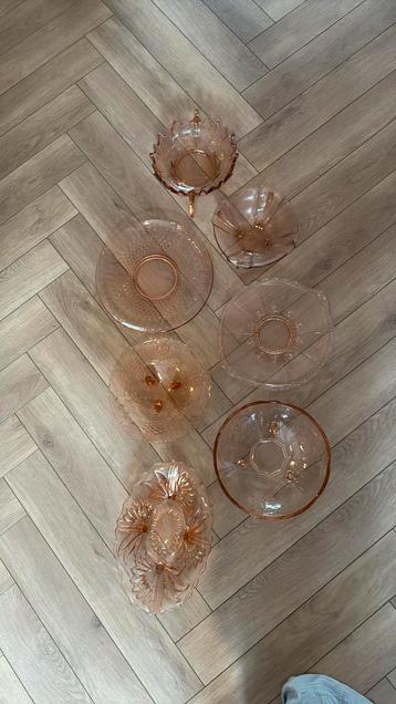 Roze glazen art deco presenteer schalen persglas beschikbaar voor biedingen