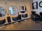 Kappersstoelen en wasbak