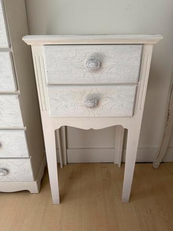 2 vintage nachtkastjes – €40 samen / €25 per stuk beschikbaar voor biedingen