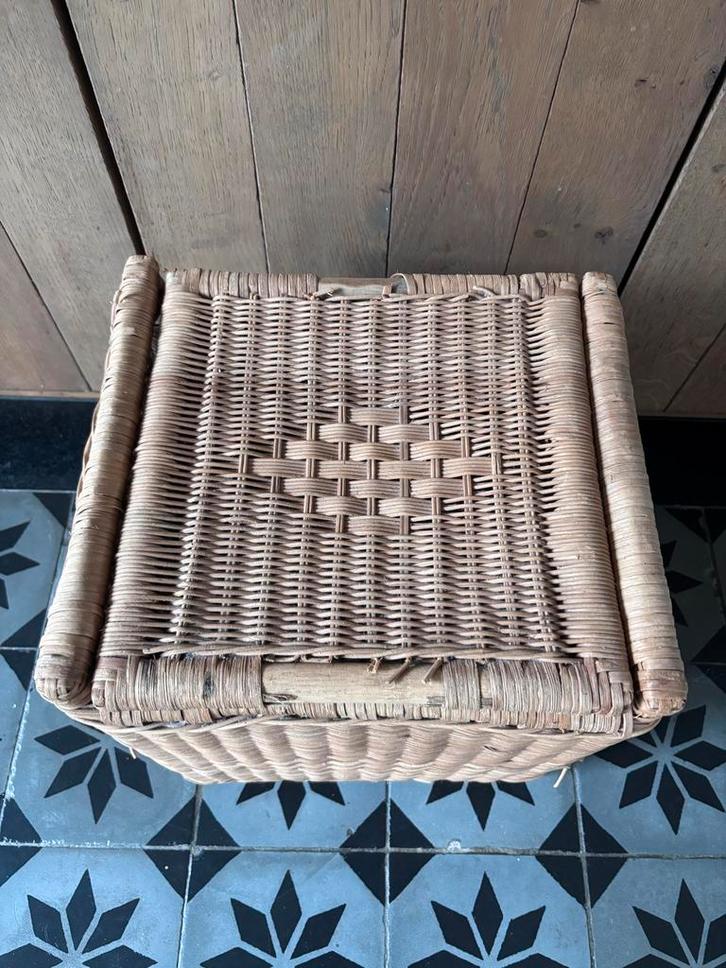 Rieten Mand met Klep - Opbergruimte, Huis en Inrichting, Woonaccessoires | Kisten, Gebruikt, Minder dan 50 cm, Overige materialen