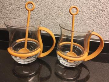 Retro Vintage okergele theeglazen met lepeltjes Rattio beschikbaar voor biedingen
