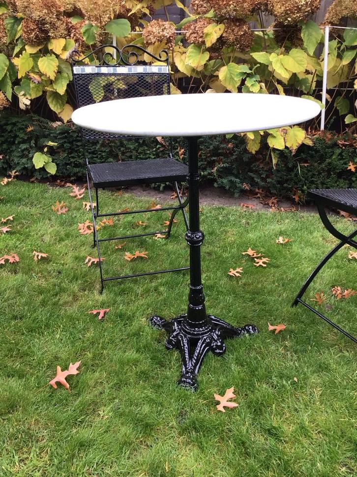 Marmeren tuintafel met smeedijzeren stoelen, Tuin en Terras, Tuinsets en Loungesets, Gebruikt, 2 zitplaatsen, Ophalen