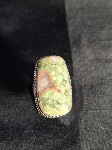 Zilveren ring met steen.  beschikbaar voor biedingen