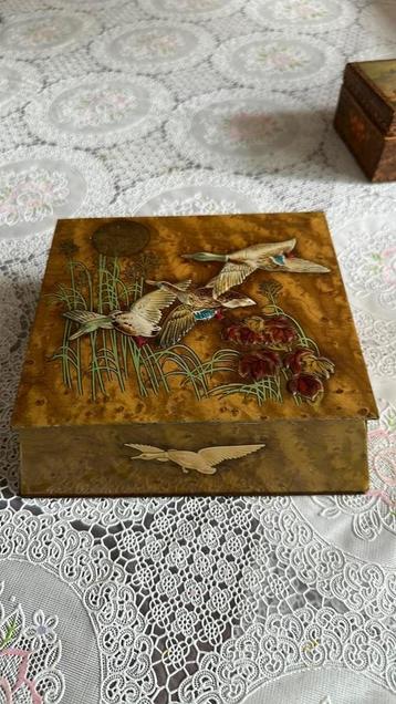 Diverse houten en metalen blikjes. Met Logo erop beschikbaar voor biedingen