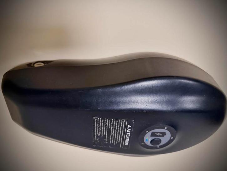 E-bike accu + lader + houder + sleutels, Fietsen en Brommers, Elektrische fietsen, Zo goed als nieuw, Overige merken, 30 tot 50 km per accu