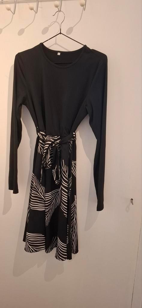 Mooie jurk zwart wit maat M, Kleding | Dames, Jurken, Zo goed als nieuw, Maat 38/40 (M), Zwart, Onder de knie, Ophalen of Verzenden
