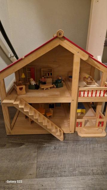 Houten poppenhuis  beschikbaar voor biedingen
