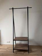 Zwart kledingrek met houten planken, Ophalen, Met plank(en), 100 tot 150 cm, Zo goed als nieuw
