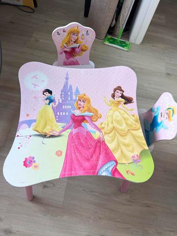 Leuke kindertafel beschikbaar voor biedingen