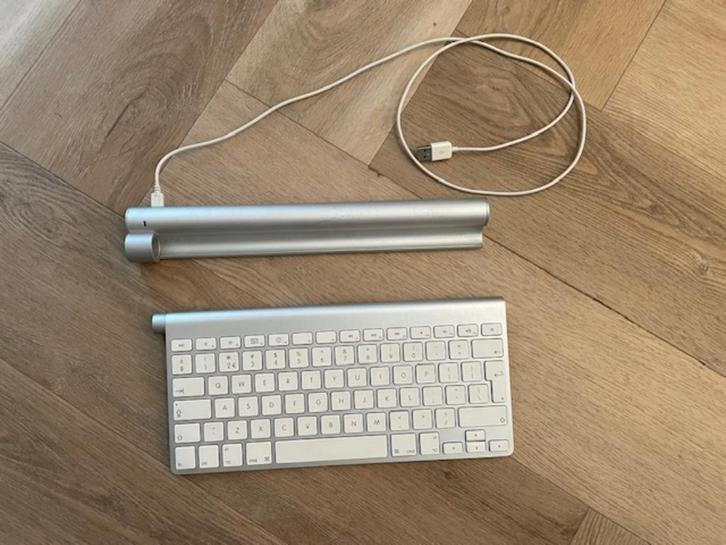 Apple wireless keyboard met Mobee oplader!, Computers en Software, Toetsenborden, Gebruikt, Qwerty, Draadloos, Ergonomisch, Ophalen of Verzenden
