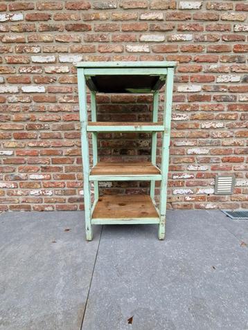 Vintage Kastje met 3 Planken beschikbaar voor biedingen