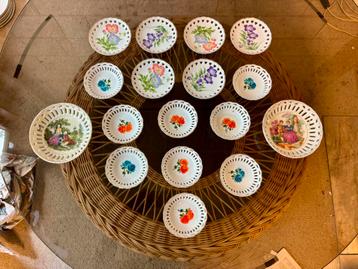 17 vintage schaaltjes van kantporselein beschikbaar voor biedingen