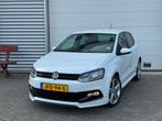VOLKSWAGEN POLO 1.2 TSI R-LINE 90PK AIRCO NAVI PDC RIJKLAAR, Auto's, Voorwielaandrijving, 4 cilinders, Wit, Bedrijf