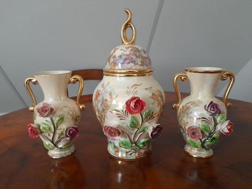 Leuke Vintage vaasjes / Kaststel met bloemen aan voorzijde, Antiek en Kunst, Antiek | Vazen, Ophalen of Verzenden