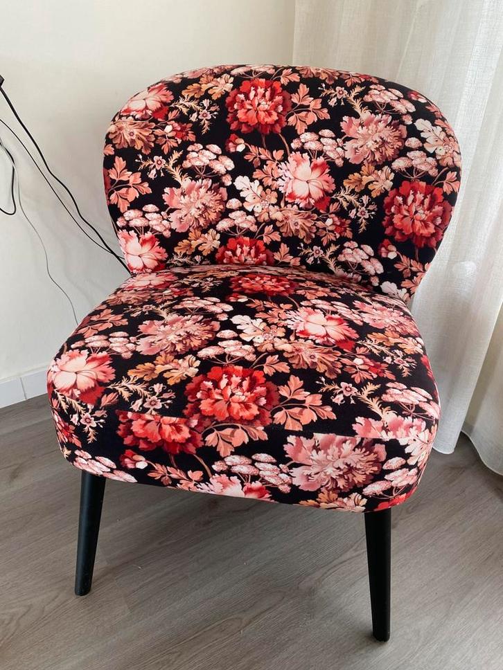 Fauteuil / stoel zwarte stof met vintage bloemen, Huis en Inrichting, Fauteuils, Zo goed als nieuw, Stof, 50 tot 75 cm, Minder dan 75 cm