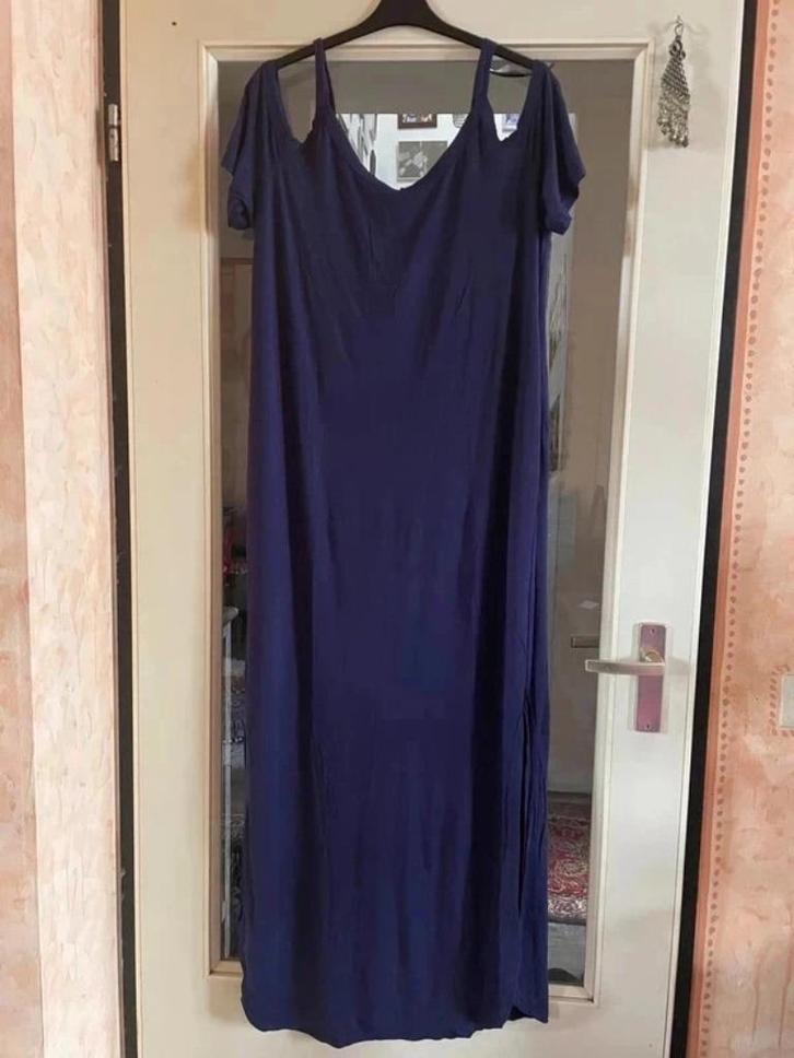 Nieuwe lange off shoulder jurk maat 44 met split 19,99€, Kleding | Dames, Jurken, Nieuw, Maat 42/44 (L), Blauw, Onder de knie