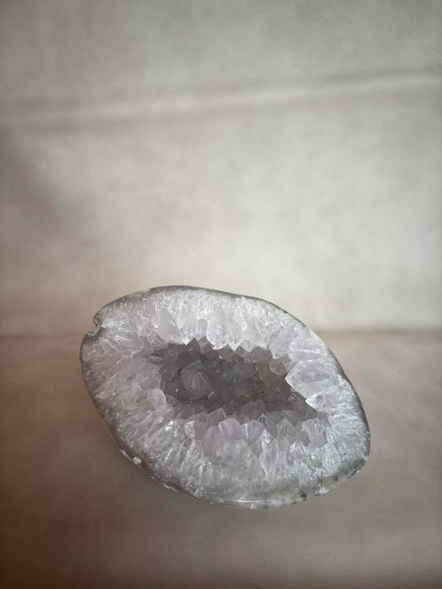 Witte Kwarts Geode – 280 gram, Verzamelen, Mineralen en Fossielen, Mineraal, Ophalen of Verzenden