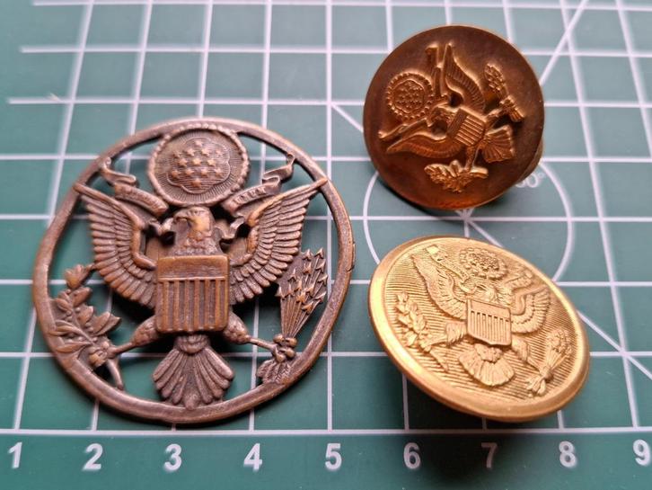 WWII - US - Eagle Device Insignia Set, Verzamelen, Militaria | Tweede Wereldoorlog, Landmacht, Embleem of Badge, Amerika, Verzenden