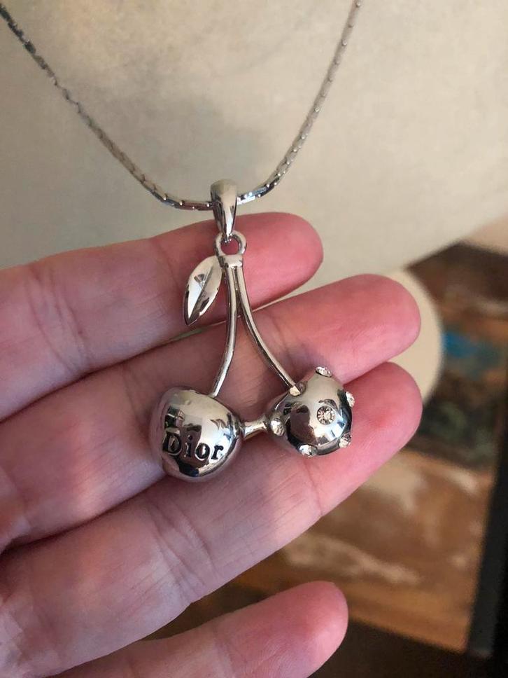 Leuke ketting met kersen hanger dior strass, Sieraden, Tassen en Uiterlijk, Kettingen, Nieuw, Overige materialen, Zilver, Met hanger